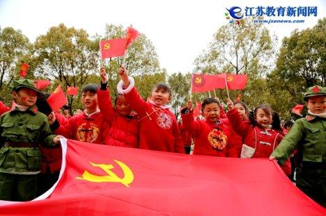 儿子结婚时父亲放声高歌。女儿结婚时父亲泪流满面：两场婚礼相隔仅9天